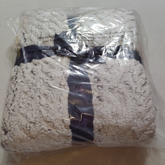 Dearfoams Reverse Sherpa Throw Blanket, Embossed Grey, Standard Throw - Picture 7 of 7